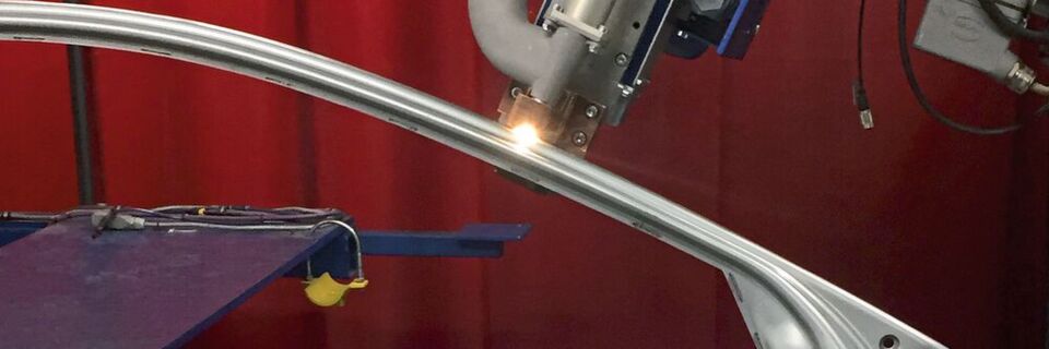 Die Laserschweißzange lässt sich außerhalb von Laserschweißzellen einsetzen und funktioniert dank integrierter Absaugfunktion ohne energieintensive Pneumatik. Die Laserschweißzange lässt sich außerhalb von Laserschweißzellen einsetzen und funktioniert dank integrierter Absaugfunktion ohne energieintensive Pneumatik.
