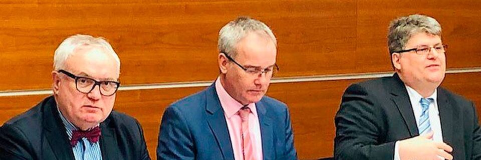 Staatsrat Henning Lühr, Helmut Dedy, geschäftsführendes Präsidialmitglied des Deutschen Städtetags und Ruggero Costantini , Beauftragter für Digitalisierung beim Städtetag bei der offiziellen Gründung des Arbeitskreises Digitalisierung Staatsrat Henning Lühr, Helmut Dedy, geschäftsführendes Präsidialmitglied des Deutschen Städtetags und Ruggero Costantini , Beauftragter für Digitalisierung beim Städtetag bei der offiziellen Gründung des Arbeitskreises Digitalisierung