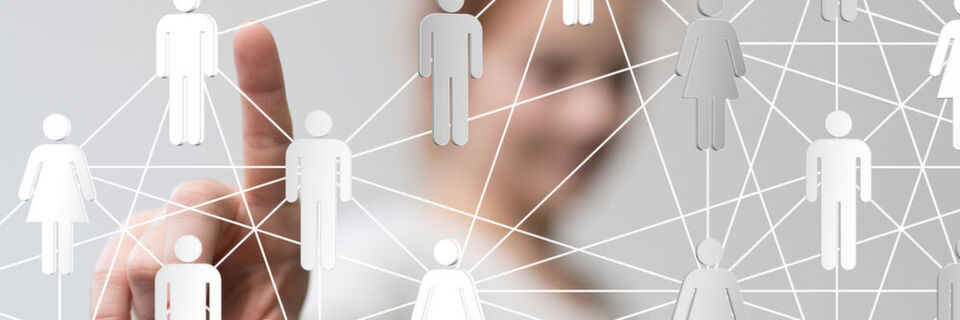 Netzwerksegmentierung hilft dabei, große und komplexe Netze administrierbar zu halten und gleichzeitig sicherer zu machen. Netzwerksegmentierung hilft dabei, große und komplexe Netze administrierbar zu halten und gleichzeitig sicherer zu machen.