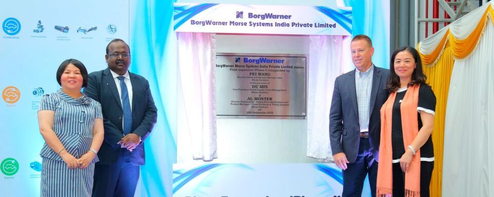 Mitarbeiter und Führungskräfte von Borg Warner feierten die große Eröffnung des neuen erweiterten Werks im indischen Kakkalur. Mitarbeiter und Führungskräfte von Borg Warner feierten die große Eröffnung des neuen erweiterten Werks im indischen Kakkalur.