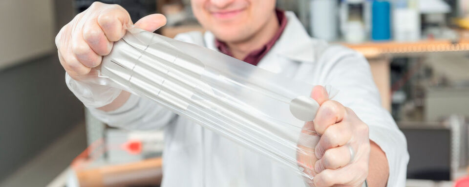 Die Sensormatrix besteht aus sehr dünnen Schichten aus anpassungsfähigen Materialien, die unterschiedliche elektromechanischen Eigenschaften haben. Die Sensormatrix besteht aus sehr dünnen Schichten aus anpassungsfähigen Materialien, die unterschiedliche elektromechanischen Eigenschaften haben.