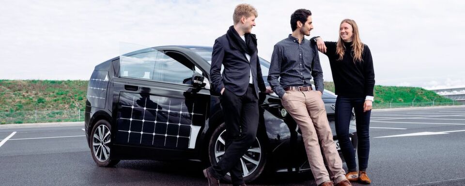 Die Gründer von Sono Motors (v. li. Jona Christians, Laurin Hahn, Navina Pernsteiner) und das Fahrzeug Sion. Die Gründer von Sono Motors (v. li. Jona Christians, Laurin Hahn, Navina Pernsteiner) und das Fahrzeug Sion.