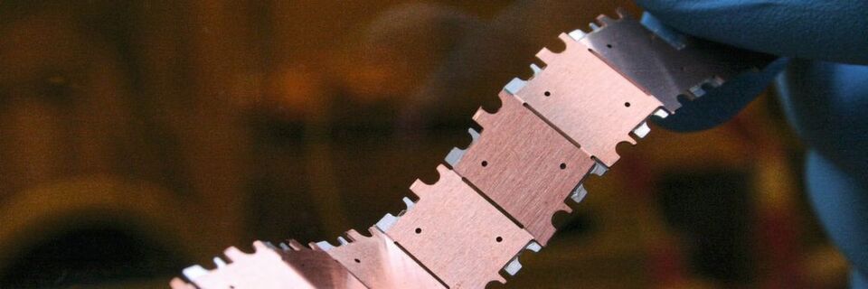 Wichtige Voraussetzung für smarte Medizinelektronik wie z.B. Wearables: Das Fraunhofer IZM hat einen mechanisch flexiblen Batteriestreifen aus segmentierten Mikrobatterien entwickelt, der auch anspruchsvolle Elektronik mit Energie versorgen kann. Wichtige Voraussetzung für smarte Medizinelektronik wie z.B. Wearables: Das Fraunhofer IZM hat einen mechanisch flexiblen Batteriestreifen aus segmentierten Mikrobatterien entwickelt, der auch anspruchsvolle Elektronik mit Energie versorgen kann.