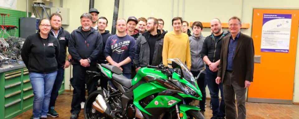 Strahlende Gesichter bei der Übergabe der Kawasaki durch Hänsle Motorradsport. Strahlende Gesichter bei der Übergabe der Kawasaki durch Hänsle Motorradsport.