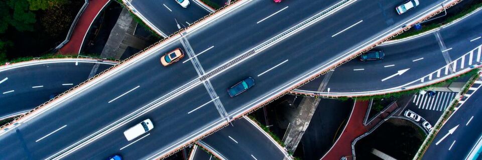Die Analyse von Daten aus vernetzten Fahrzeugen ermöglicht es Versicherern, Fahrerrisiken besser einzuschätzen Die Analyse von Daten aus vernetzten Fahrzeugen ermöglicht es Versicherern, Fahrerrisiken besser einzuschätzen