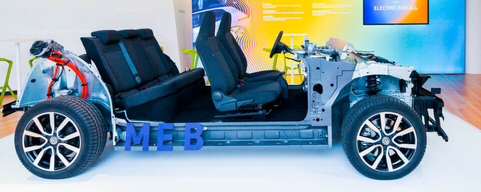 Volkswagen zeigte Mitte September in Dresden erstmals das Chassis seiner neuen Elektromodellfamilie ID. Es ist von Beginn an konsequent auf E-Antriebe ausgelegt. Volkswagen zeigte Mitte September in Dresden erstmals das Chassis seiner neuen Elektromodellfamilie ID. Es ist von Beginn an konsequent auf E-Antriebe ausgelegt.