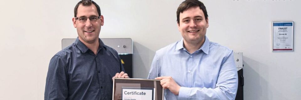 Martin Stöcker von das Dokuteam NordWest empfängt das Reseller-Zertifikat von Dominik Solenicki, CEO von Sintratec. Martin Stöcker von das Dokuteam NordWest empfängt das Reseller-Zertifikat von Dominik Solenicki, CEO von Sintratec.