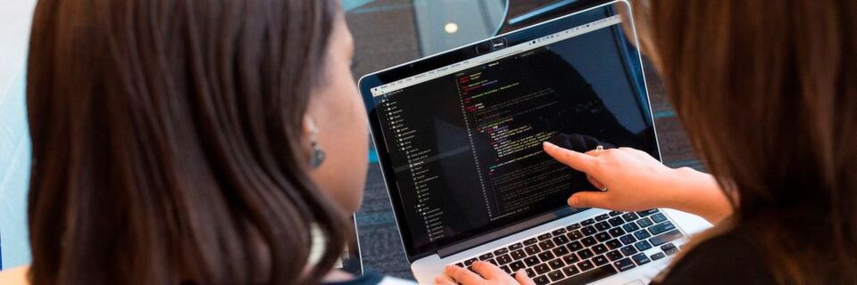 Eine ordentliche In-Line-Dokumentation hilft nicht nur der eigenen Erinnerung sondern auch später hinzukommenden Entwicklern auf die Sprünge. Eine ordentliche In-Line-Dokumentation hilft nicht nur der eigenen Erinnerung sondern auch später hinzukommenden Entwicklern auf die Sprünge.