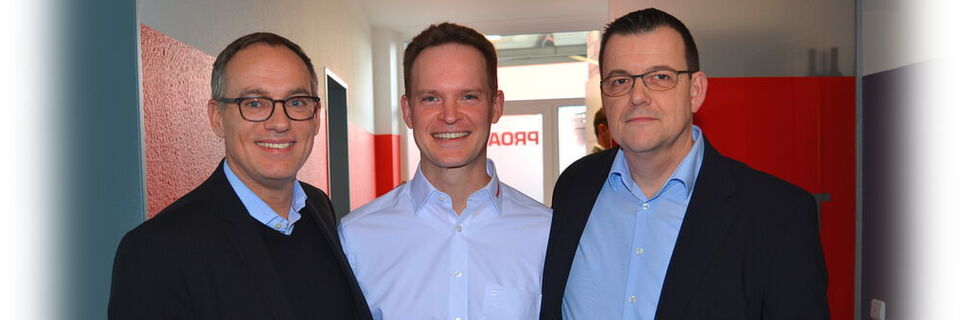 Die Proact-Manager (v. l.) Jonas Hasselberg (CEO), Oliver Kügow (Geschäftsführer Deutschland) und Thomas Linde (Area Manager Nord) weihten gemeinsam das Bremer Büro ein. Die Proact-Manager (v. l.) Jonas Hasselberg (CEO), Oliver Kügow (Geschäftsführer Deutschland) und Thomas Linde (Area Manager Nord) weihten gemeinsam das Bremer Büro ein.