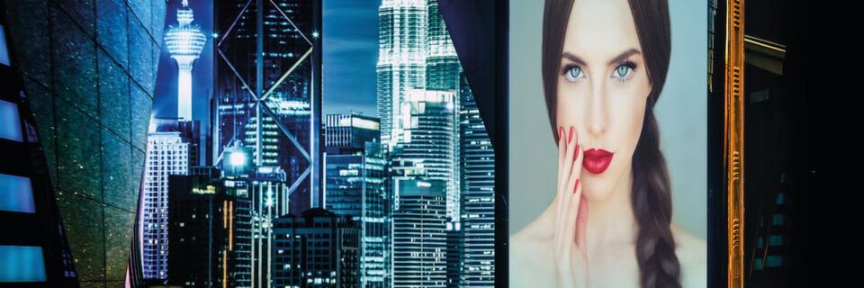 Digital Signage bestimmt immer mehr das Bild der Städte. Die Displays werden dabei inzwischen meist über Cloud-Infrastrukturen via Internet mit Inhalten versorgt. Hier ist IT-Kompetenz gefragt. Digital Signage bestimmt immer mehr das Bild der Städte. Die Displays werden dabei inzwischen meist über Cloud-Infrastrukturen via Internet mit Inhalten versorgt. Hier ist IT-Kompetenz gefragt.