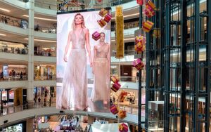 Was mit der LED-Technik derzeit möglich ist, illustriert die Suria KLCC Shopping Mall in Malaysia. Dort dreht sich das weltweit größte doppelseitige LED-Display mit 60m² Fläche, zusammengesetzt aus hochauflösenden LED-Modulen. Was mit der LED-Technik derzeit möglich ist, illustriert die Suria KLCC Shopping Mall in Malaysia. Dort dreht sich das weltweit größte doppelseitige LED-Display mit 60m² Fläche, zusammengesetzt aus hochauflösenden LED-Modulen.