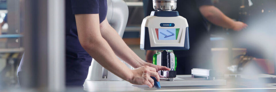 Mit künstlicher Intelligenz neue Maßstäbe im kollaborienden Handling setzen, dies ist das Ziel von Schunk. Auf der Hannover Messe 2019 wird ein Standardgreifer mit einer Greifkraft von 450 N mit einem Menschen eng zusammenarbeiten. Mit künstlicher Intelligenz neue Maßstäbe im kollaborienden Handling setzen, dies ist das Ziel von Schunk. Auf der Hannover Messe 2019 wird ein Standardgreifer mit einer Greifkraft von 450 N mit einem Menschen eng zusammenarbeiten.
