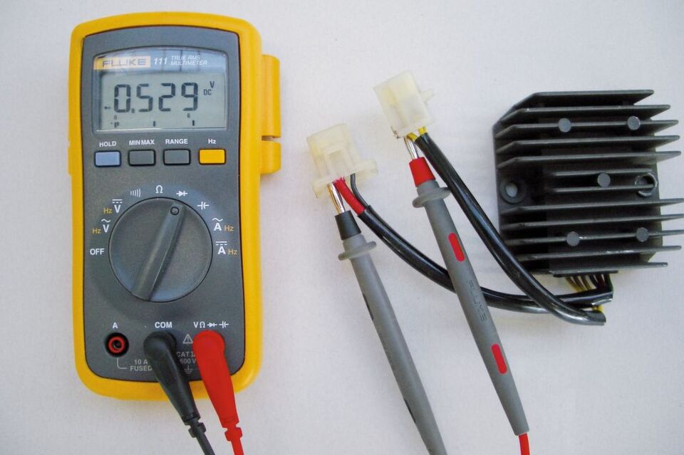 Prüfung einer Gleichrichterdiode. Hier wird in Durchlassrichtung gemessen; der Messwert zeigt die Schwellspannung der Diode. Prüfung einer Gleichrichterdiode. Hier wird in Durchlassrichtung gemessen; der Messwert zeigt die Schwellspannung der Diode.