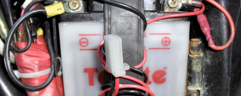 Eine Motorradbatterie hält nur dann lange, wenn sie gut gepflegt wird. Eine Motorradbatterie hält nur dann lange, wenn sie gut gepflegt wird.