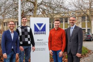 Freuen sich über das durch spezielle Verklebungstechnik nun abgeschlossene Tamper Evidence-Projekt: Dominik Katarzynski, Leiter Herstellung der Klocke Verpackungs-Service GmbH, Dennis Herdle, als Betriebsmeister maßgeblich mit der technischen Realisation betraut, Philipp Bretschneider, der verantwortliche Einkäufer Technik, und Raphael Linke-Fröhlich, der zuständige Area Sales Manager der Nordson Deutschland GmbH (von links) Freuen sich über das durch spezielle Verklebungstechnik nun abgeschlossene Tamper Evidence-Projekt: Dominik Katarzynski, Leiter Herstellung der Klocke Verpackungs-Service GmbH, Dennis Herdle, als Betriebsmeister maßgeblich mit der technischen Realisation betraut, Philipp Bretschneider, der verantwortliche Einkäufer Technik, und Raphael Linke-Fröhlich, der zuständige Area Sales Manager der Nordson Deutschland GmbH (von links)