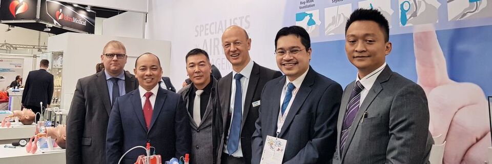 Auf der Messe Medica zeigte das Team der malaysischen Außenhandelsförderung Matrade mit Badrul Hisham Hilal (2.v.r.) Flagge. Auf der Messe Medica zeigte das Team der malaysischen Außenhandelsförderung Matrade mit Badrul Hisham Hilal (2.v.r.) Flagge.