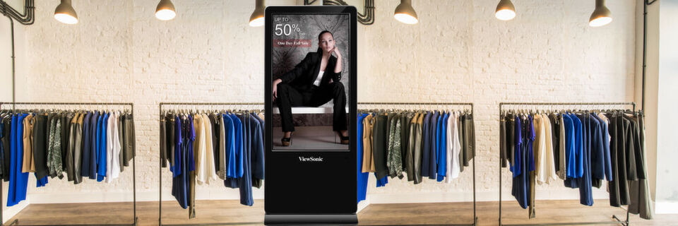 Im All-in-One-ePoster EP5540T sitzt hinter einer gehärteten Glasfront ein 55-Zoll-4K-Panel. In der Stele ist ein Mediaplayer integriert, zudem ist Platz für einen leistungsstärkeren PC. Im All-in-One-ePoster EP5540T sitzt hinter einer gehärteten Glasfront ein 55-Zoll-4K-Panel. In der Stele ist ein Mediaplayer integriert, zudem ist Platz für einen leistungsstärkeren PC.