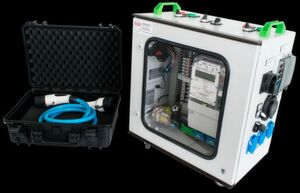 Mit der Ladezählerbox lassen sich Ladestationen für E-Autos eichen. Für die Überprüfung einer Ladesäule wird die Box zwischen E-Auto und Ladesäule angeschlossen. Mit der Ladezählerbox lassen sich Ladestationen für E-Autos eichen. Für die Überprüfung einer Ladesäule wird die Box zwischen E-Auto und Ladesäule angeschlossen.