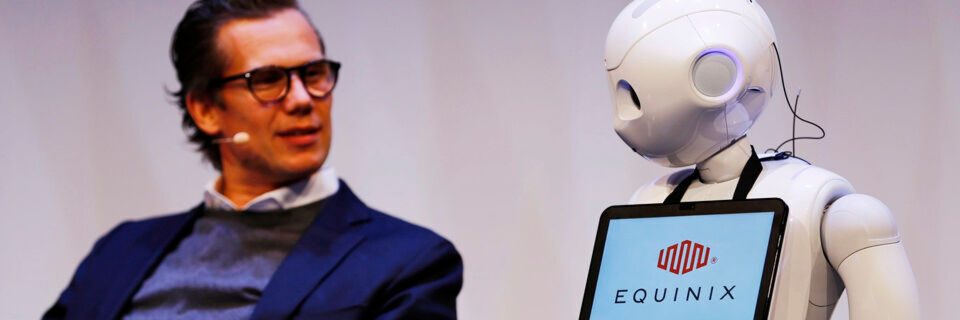Dr. Carlo Velten führte durch die Veranstaltung und holte dabei auch Roboter Pepper auf die Bühne. Dr. Carlo Velten führte durch die Veranstaltung und holte dabei auch Roboter Pepper auf die Bühne.