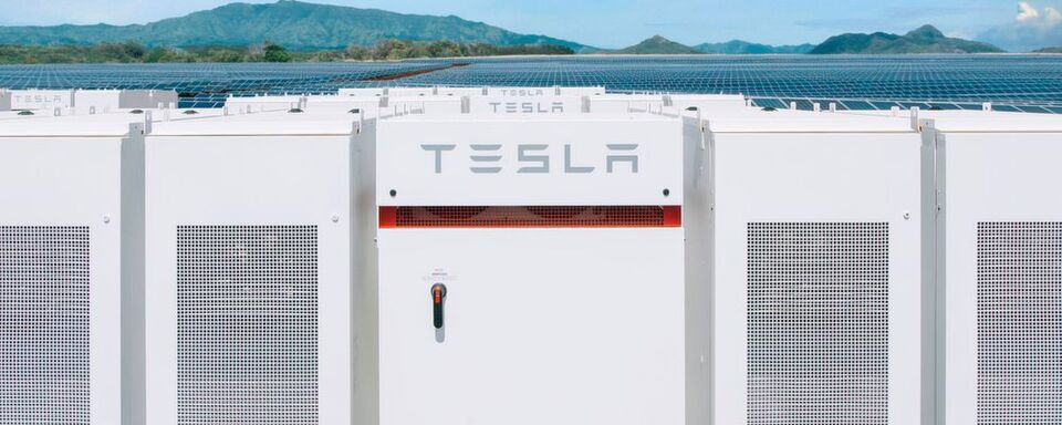 Tesla investiert in Energiespeicher-Technologie, mit der man Elektroautos künftig in Sekunden aufladen können soll – und kauft dafür den Kondensator-Spezialisten Maxwell Technologies. Tesla investiert in Energiespeicher-Technologie, mit der man Elektroautos künftig in Sekunden aufladen können soll – und kauft dafür den Kondensator-Spezialisten Maxwell Technologies.
