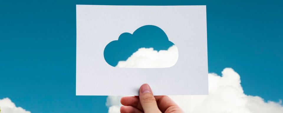 Beim Cloud Computing erhält der Nutzer einfach Zugriff auf Server, Speicher, Datenbanken und eine umfassende Palette von Anwendungsservices über das Internet. Beim Cloud Computing erhält der Nutzer einfach Zugriff auf Server, Speicher, Datenbanken und eine umfassende Palette von Anwendungsservices über das Internet.
