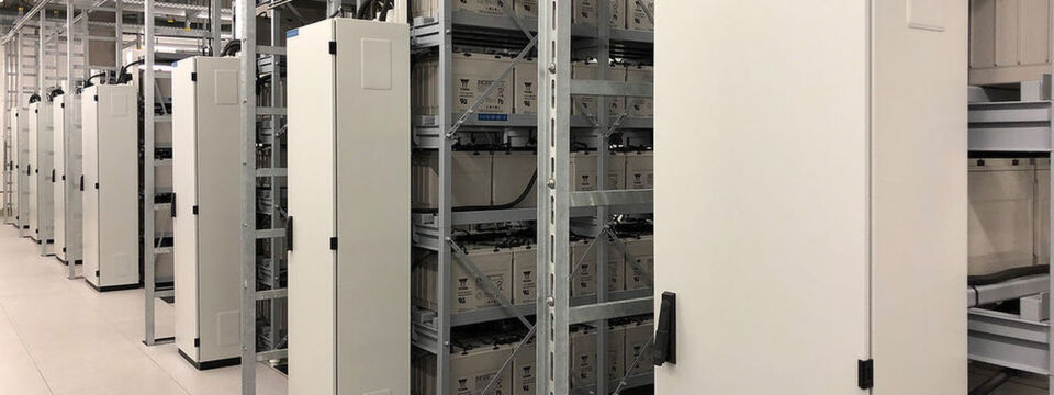 Ausfallsicherheit gehört zu den Kriterien, nach denen Kunden und Auditoren Rechenzentren bewerten, mit entsprechenden vertraglichen Vereinbarungen. Wie sie sich herstellen lässt, gehört zu den Überlegungen bei der Planung eines Datacenter. (Diese Aufnahme der USV-Batterien) entstand im neuen Rechenzentrum von E-Shelter, Unterschleißheim. Ausfallsicherheit gehört zu den Kriterien, nach denen Kunden und Auditoren Rechenzentren bewerten, mit entsprechenden vertraglichen Vereinbarungen. Wie sie sich herstellen lässt, gehört zu den Überlegungen bei der Planung eines Datacenter. (Diese Aufnahme der USV-Batterien) entstand im neuen Rechenzentrum von E-Shelter, Unterschleißheim.