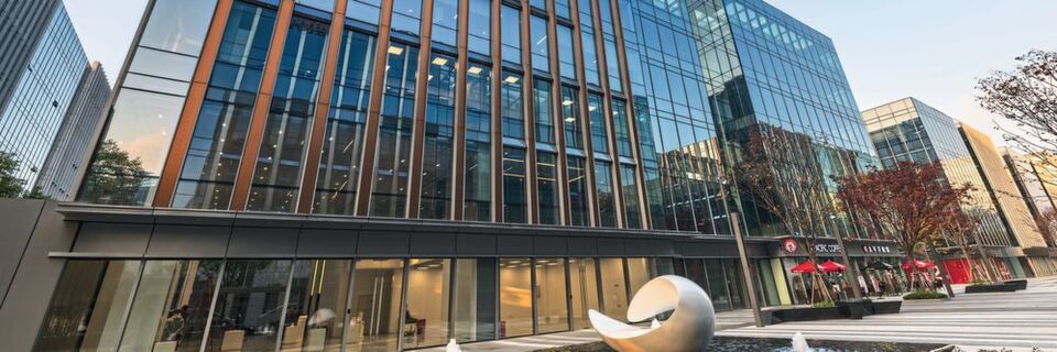 Das neue Gebäude in Shanghai bietet auf rund 4200 m² moderne Arbeitsplätze für über 100 Mitarbeiter und vereint auf sieben Stockwerken die Divisionen Automotive Research & Test, Sensor Technology und Industrial Process Control. Das neue Gebäude in Shanghai bietet auf rund 4200 m² moderne Arbeitsplätze für über 100 Mitarbeiter und vereint auf sieben Stockwerken die Divisionen Automotive Research & Test, Sensor Technology und Industrial Process Control.
