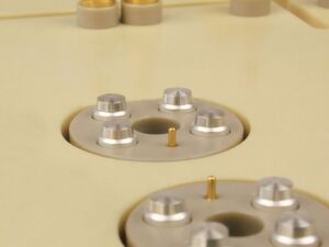 Test: Mit einfachem Touchdown werden die Anschlüsse kontaktiert. Ein großes Problem stellten allerdings über lange Zeit die hohen Ströme und Spannungen dar, die beim IGBT-Test übertragen auftreten. Test: Mit einfachem Touchdown werden die Anschlüsse kontaktiert. Ein großes Problem stellten allerdings über lange Zeit die hohen Ströme und Spannungen dar, die beim IGBT-Test übertragen auftreten.