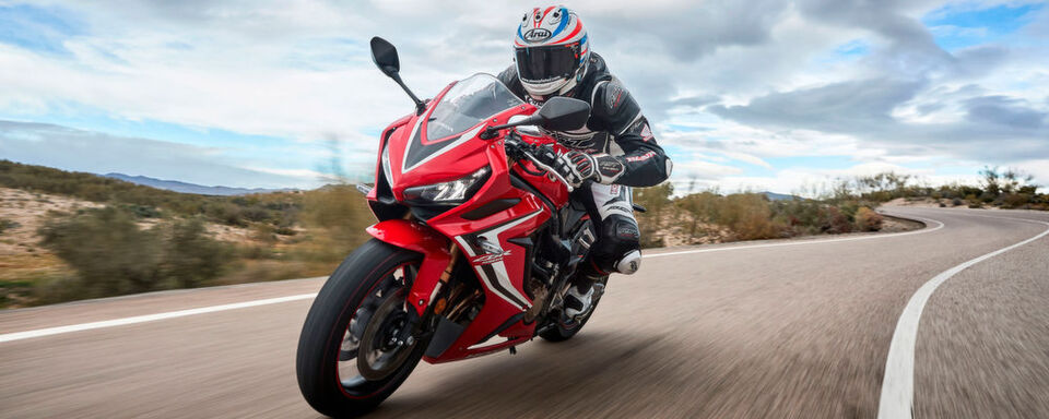 Alle diejenigen, die das gebückte Fahren dem aufrechten Sitzen vorziehen, kann im Falle der 9.290 Euro teuren Honda CBR 650 R zugeraten werden. Alle diejenigen, die das gebückte Fahren dem aufrechten Sitzen vorziehen, kann im Falle der 9.290 Euro teuren Honda CBR 650 R zugeraten werden.