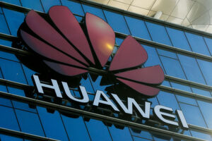 In der Debatte um den chinesischen Telekom-Riesen Huawei und dessen Beteiligung am Aufbau der etwa für das autonome Fahren notwendigen 5G-Mobilfunktechnik in Deutschland kündigte Kanzlerin Merkel an, man müsse mit China darüber sprechen, „dass eben nicht die Firma einfach die Daten an den Staat abgibt, die verwendet werden, sondern dass man da Sicherheiten bekommt“. In der Debatte um den chinesischen Telekom-Riesen Huawei und dessen Beteiligung am Aufbau der etwa für das autonome Fahren notwendigen 5G-Mobilfunktechnik in Deutschland kündigte Kanzlerin Merkel an, man müsse mit China darüber sprechen, „dass eben nicht die Firma einfach die Daten an den Staat abgibt, die verwendet werden, sondern dass man da Sicherheiten bekommt“.