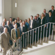 Die Teilnehmer des IT-Expertenmeetings (v.l.n.r.): Klaus Gutland (Audev), Jürgen Hasselbring (ASP Automotive), Norbert Zeranski (Dello), Wolfgang Börsch (Loco Soft), Christoph Schwarz (EDS Midmarket), Wolfgang Lewohn (EDS Midmarket), Daniel Reischer (Vector), Alexander Jeromin (Reynolds & Reynolds), Dirk van Elk (HNC ), Sven Kalus (Global-E-Net), Clemens Betzemeier (Betzemeier), Kurt Deppert (Pilus-Service), Christoph Reichert (ASC), Sylke Ruppert (AH Sibbing), Karsten Prohl (AH Recker), Martin Graf (Automaster), Christian Borkel (ehemals Reynolds & Reynolds), Julia Mauritz (»kfz-betrieb«), Joachim von Maltzan (»kfz-betrieb«), Sieglinde Walz (T-Systems) und Wolfgang Michel (»kfz-betrieb«)