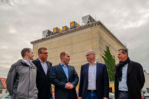Die Personen auf dem Foto vor dem ColocationIX-Bunker (von Links) sind: Gabriel Kyle (Mitarbeiter bei Consultix), Uwe Jambrozyk (Sales Manager bei Consultix GmbH), Florian Moje (Nehlsen AG), Andres Dickehut (Geschäftsführer Consultix GmbH) und Axel Plaßmeyer (Nehlsen AG). Die Personen auf dem Foto vor dem ColocationIX-Bunker (von Links) sind: Gabriel Kyle (Mitarbeiter bei Consultix), Uwe Jambrozyk (Sales Manager bei Consultix GmbH), Florian Moje (Nehlsen AG), Andres Dickehut (Geschäftsführer Consultix GmbH) und Axel Plaßmeyer (Nehlsen AG).
