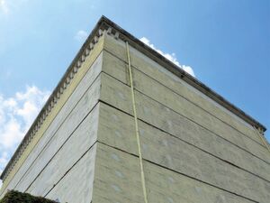 Eine zwei Meter dicke Stahlbetonmauer schützt das Rechenzentrum von ColocationIX. Eine zwei Meter dicke Stahlbetonmauer schützt das Rechenzentrum von ColocationIX.