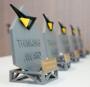 So sieht er aus, der Thinking Award, der vor Kurzem an fünf bereits ausgezeichnete Leichtbau-Könner von der Landesagentur Leichtbau-BW verliehen wurde - quasi für die Besten der Besten! Erfahren Sie hier, wer sich in fünf Jahren Thinking-Aktion noch ein Mal durchgesetzt hat. Die Trophäe selbst, heißt es, wurde von Azubis aus dem Kurs Fachausbildung Leichtbau der IHK Ostwürttemberg entworfen und durch Addtiive Fertigung Realität. So sieht er aus, der Thinking Award, der vor Kurzem an fünf bereits ausgezeichnete Leichtbau-Könner von der Landesagentur Leichtbau-BW verliehen wurde - quasi für die Besten der Besten! Erfahren Sie hier, wer sich in fünf Jahren Thinking-Aktion noch ein Mal durchgesetzt hat. Die Trophäe selbst, heißt es, wurde von Azubis aus dem Kurs Fachausbildung Leichtbau der IHK Ostwürttemberg entworfen und durch Addtiive Fertigung Realität.