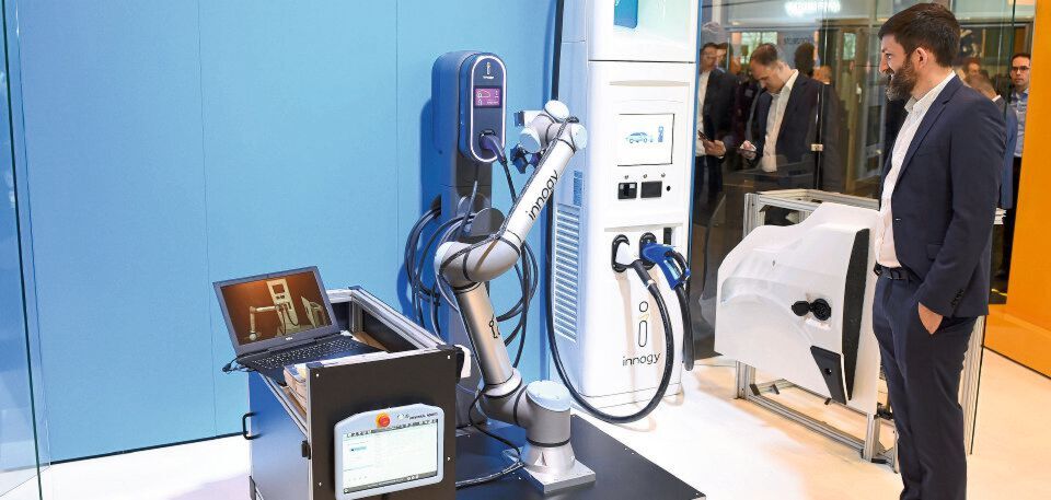 Laderoboter, der selbstständig das Schnellladekabel mit dem Elektroauto verbindet: Er ist ausgestattet mit feinster Sensorik sowie einer Kamera und erkennt damit, wie und wo ein Auto geparkt ist. Laderoboter, der selbstständig das Schnellladekabel mit dem Elektroauto verbindet: Er ist ausgestattet mit feinster Sensorik sowie einer Kamera und erkennt damit, wie und wo ein Auto geparkt ist.