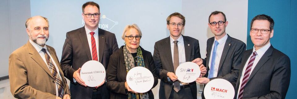 (v. l.) Bürgermeister Jan Lindenau, Präsidentin der Universität zu Lübeck Prof. Dr. Gabriele Gillessen-Kaesbach, Minister-präsident Daniel Günther, Chef der Staatskanzlei Dirk Schrödter und MACH-Vorstandsvorsitzender Rolf Sahre bei der Eröffnung des Joint Innovation Lab (v. l.) Bürgermeister Jan Lindenau, Präsidentin der Universität zu Lübeck Prof. Dr. Gabriele Gillessen-Kaesbach, Minister-präsident Daniel Günther, Chef der Staatskanzlei Dirk Schrödter und MACH-Vorstandsvorsitzender Rolf Sahre bei der Eröffnung des Joint Innovation Lab