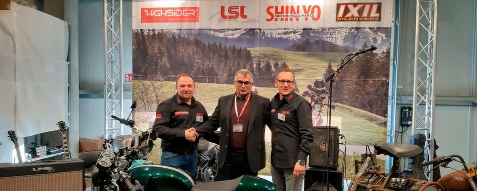 Einer der Höhepunkte der Paaschburg & Wunderlich-Partnertage 2019 – die Übergabe einer Triumph Thruxton aus dem Intermot-Gewinnspiel (v.li.): Außendienstmitarbeiter Simon Marquardt, Gewinner Günther Voit und Vertriebsmitarbeiter Carsten Hinrichs. Einer der Höhepunkte der Paaschburg & Wunderlich-Partnertage 2019 – die Übergabe einer Triumph Thruxton aus dem Intermot-Gewinnspiel (v.li.): Außendienstmitarbeiter Simon Marquardt, Gewinner Günther Voit und Vertriebsmitarbeiter Carsten Hinrichs.