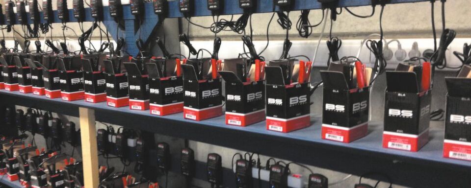 Batteriehersteller liefern einige Motorradakkus bereits vorgeladen aus. Batteriehersteller liefern einige Motorradakkus bereits vorgeladen aus.