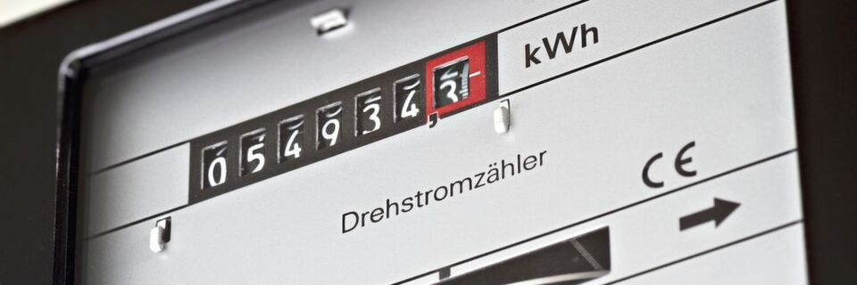 Energie sparen ist für die Industrie heute so wichtig wie noch nie. Viele haben das Thema auch schon in ihrer Unternehmenskultur verankert. Energie sparen ist für die Industrie heute so wichtig wie noch nie. Viele haben das Thema auch schon in ihrer Unternehmenskultur verankert.