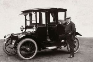 Zu den einst großen Herstellern des frühen Elektroautobooms gehörte Detroit Electric. Zwischen 1906 und 1939 produzierte die Firma vermutlich mehrere zehntausend Fahrzeuge. Zu den einst großen Herstellern des frühen Elektroautobooms gehörte Detroit Electric. Zwischen 1906 und 1939 produzierte die Firma vermutlich mehrere zehntausend Fahrzeuge.