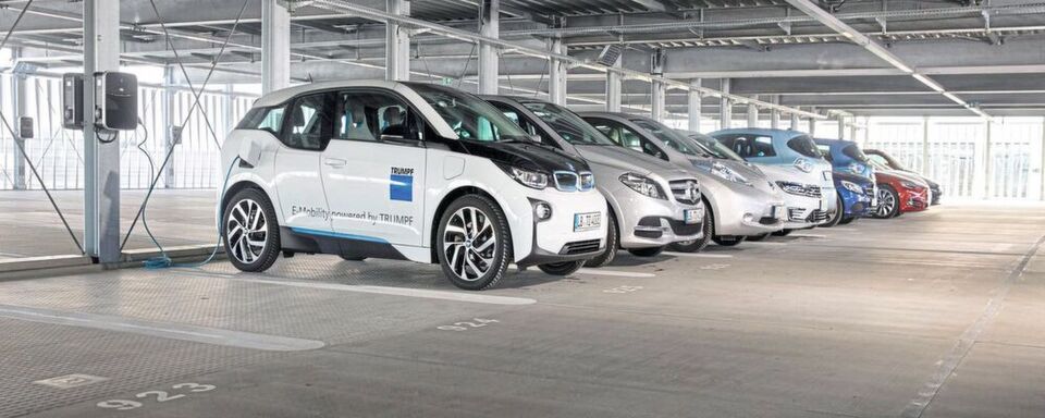 Künftig sollen bei Trumpf eigene Fahrzeuge und die der Mitarbeiterin einem zentralen Ort im neuen Parkhaus geladen werden können. Künftig sollen bei Trumpf eigene Fahrzeuge und die der Mitarbeiterin einem zentralen Ort im neuen Parkhaus geladen werden können.