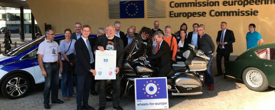 Lobbyarbeit für Euopa und das Motorradfahren: Die Initiative Wheels for Europe stattet 2018 EU-Kommissar Oettinger einen Besuch in Brüssel ab. Lobbyarbeit für Euopa und das Motorradfahren: Die Initiative Wheels for Europe stattet 2018 EU-Kommissar Oettinger einen Besuch in Brüssel ab.