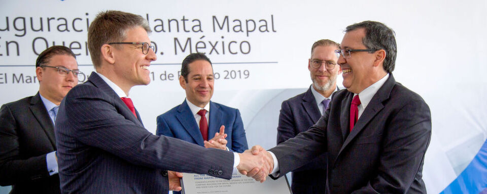 Jochen Kress Geschäftsführender Gesellschafter der Mapal Gruppe (links) übergibt eine Gedenktafel zur Werkseröffnung im mexikanischen Querétaro an Lazaro Garza Sr. (re., CEO von Mapal Frhenosa Mexiko). In der Mitte: Francisco Dominguez Servién, Gouverneur von Querétaro. Jochen Kress Geschäftsführender Gesellschafter der Mapal Gruppe (links) übergibt eine Gedenktafel zur Werkseröffnung im mexikanischen Querétaro an Lazaro Garza Sr. (re., CEO von Mapal Frhenosa Mexiko). In der Mitte: Francisco Dominguez Servién, Gouverneur von Querétaro.