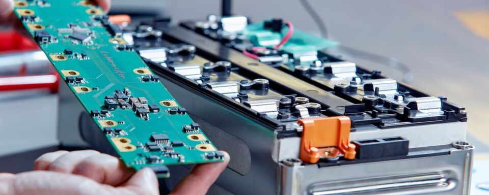 Der Akku ist nicht nur wirtschaftlich gesehen die Kernkomponente des Elektroautos. Auch für die künftigen Nutzer ist er wichtig, entscheidet er doch über die Reichweite ihres Fahrzeugs. Der Akku ist nicht nur wirtschaftlich gesehen die Kernkomponente des Elektroautos. Auch für die künftigen Nutzer ist er wichtig, entscheidet er doch über die Reichweite ihres Fahrzeugs.