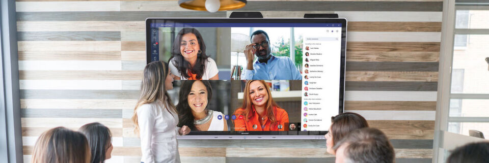 Das Windows Collaboration Display von Sharp liefert auf einer Displaydiagonale von 70 Zoll die 4K-Auflösung. Für die Touch-Erkennung nutzt es ein PCAP-Technik, für Videokonferenzen ist eine 4K-Kamera eingebaut. Das Windows Collaboration Display von Sharp liefert auf einer Displaydiagonale von 70 Zoll die 4K-Auflösung. Für die Touch-Erkennung nutzt es ein PCAP-Technik, für Videokonferenzen ist eine 4K-Kamera eingebaut.