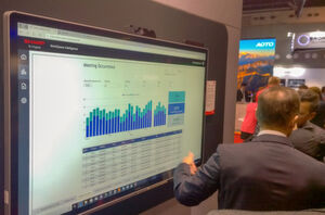Sharp hat das Windows Collaboration Display mit diversen IoT-Sensoren ausgestattet, die auf der Azure-Digital-Twins-Plattform ausgewertet werden. So kann beispielsweise eine automatische Nutzungsstatistik erstellt werden, die zwischen stattgefundenen und „Phantommeetings“ unterscheidet, bei denen niemand anwesend war. Sharp hat das Windows Collaboration Display mit diversen IoT-Sensoren ausgestattet, die auf der Azure-Digital-Twins-Plattform ausgewertet werden. So kann beispielsweise eine automatische Nutzungsstatistik erstellt werden, die zwischen stattgefundenen und „Phantommeetings“ unterscheidet, bei denen niemand anwesend war.