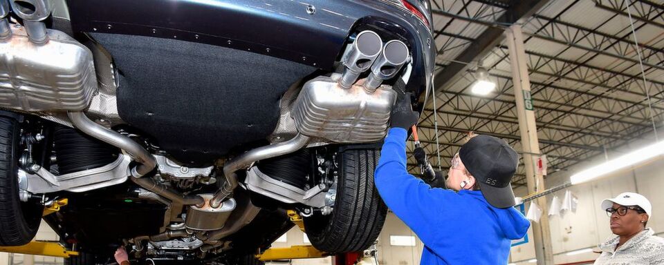 Ford, der zweitgrößte US-Autobauer, kündigte am Donnerstag an, eine Milliarde Dollar (rund 880 Millionen Euro) in den Ausbau zweier Werke in Chicago zu stecken und dort rund 500 neue Jobs zu schaffen. Ford, der zweitgrößte US-Autobauer, kündigte am Donnerstag an, eine Milliarde Dollar (rund 880 Millionen Euro) in den Ausbau zweier Werke in Chicago zu stecken und dort rund 500 neue Jobs zu schaffen.