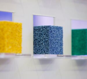 Kunststoffe - und zwar sowohl Thermoplaste als auch Duromere und Elastomere - können zum Schaumteil werden. Hier ein Beispiel eines weitgehend offenzelligen Schaums aus eingefärbtem Polyurethan mit Blick auf das zellige Innenleben. Hier erfahren Sie, welche Schäume aus Kunststoffen es noch gibt, und wie man sie herstellt. Kunststoffe - und zwar sowohl Thermoplaste als auch Duromere und Elastomere - können zum Schaumteil werden. Hier ein Beispiel eines weitgehend offenzelligen Schaums aus eingefärbtem Polyurethan mit Blick auf das zellige Innenleben. Hier erfahren Sie, welche Schäume aus Kunststoffen es noch gibt, und wie man sie herstellt.