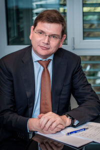Godesys-Gründer Godelef Kühl fordert Visionen statt einfach nur den Schlips gegen Turnschuhe zu tauschen. Godesys-Gründer Godelef Kühl fordert Visionen statt einfach nur den Schlips gegen Turnschuhe zu tauschen.