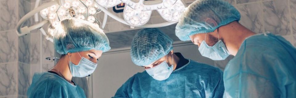Operative Eingriffe werden oft mit Videoaufzeichnungen dokumentiert. Die Kamera ist in der OP-Leuchte untergebracht, weil von dort aus ein freies Blickfeld auf den Arbeitsbereich besteht. Operative Eingriffe werden oft mit Videoaufzeichnungen dokumentiert. Die Kamera ist in der OP-Leuchte untergebracht, weil von dort aus ein freies Blickfeld auf den Arbeitsbereich besteht.